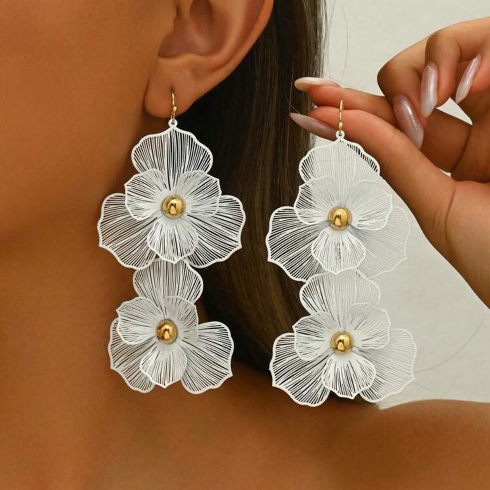 New Elegant White Floral Earrings